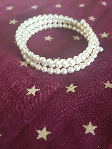 Wrist pearl bracelet