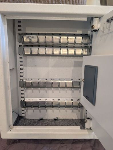 Electronic key safe with a numeric keypad