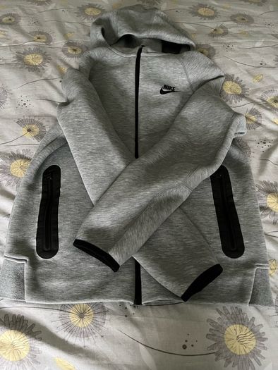 Nike tech grey fleece hoodie (size 11 to 12 years)