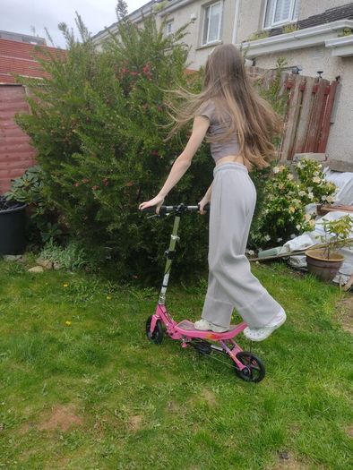 Space Scooter - Pink.(Foldable)+ 2 Kids skate pads set.Excellent working condition