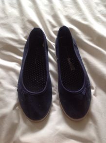 Size 5 Navy Canvas Pumps