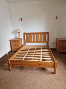 Lovely 4'' 6 pine bed and large lockers
