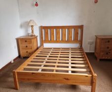 Lovely 4'' 6 pine bed and large lockers