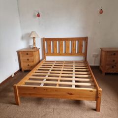 Lovely 4'' 6 pine bed and large lockers