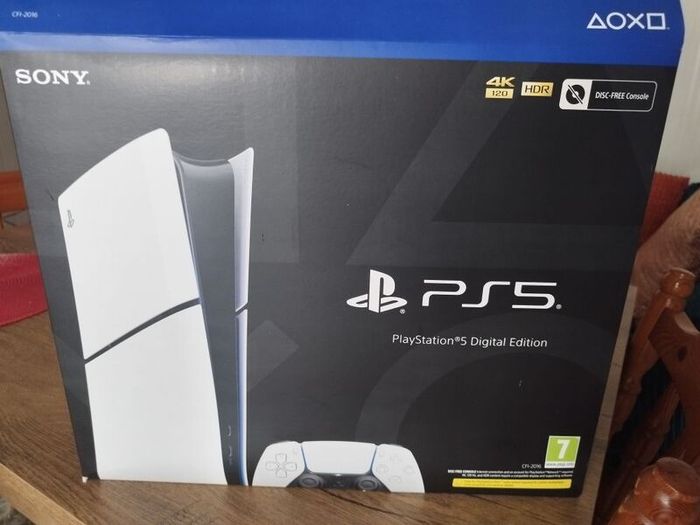 PS5 Digital version slim + 2 controllers