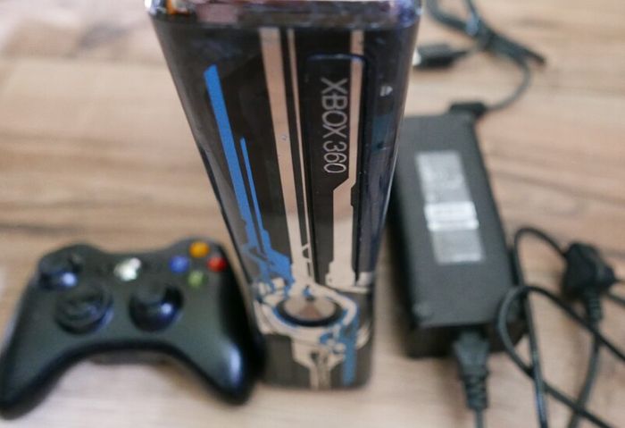 Xbox360 250GB - special edition - Halo4 +1Pad (one game)