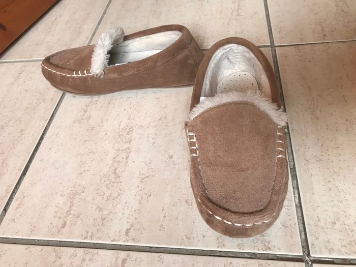 (Lot of 25) Ladies' Shoes Size 3/36