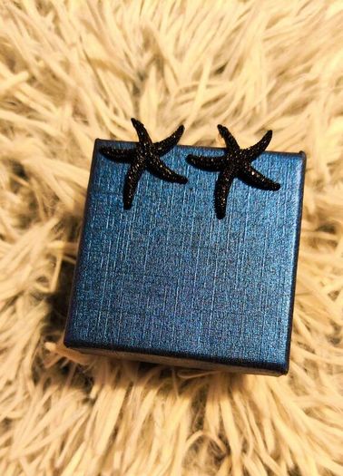 Small Shiny Earrings with Black Starfish Motif Elegant Minimal Style