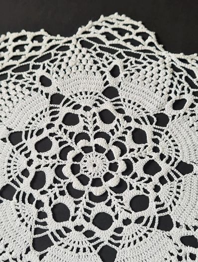 Vintage Handmade White Crochet Lace Doily serviette 35cm Round Floral Table Centrepiece