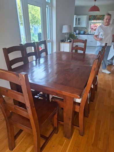 Dining Room Table & Chairs