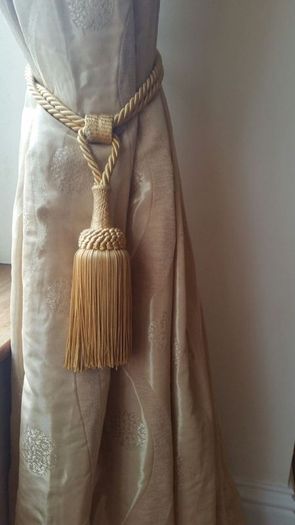 Heavy Curtains+ tie backs
