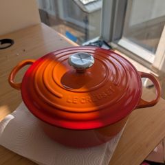 Le Creuset 26cm Volcanic cast iron casserole dish