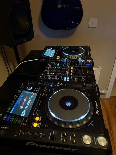 CDJ-2000 Nexus + Hard Cases