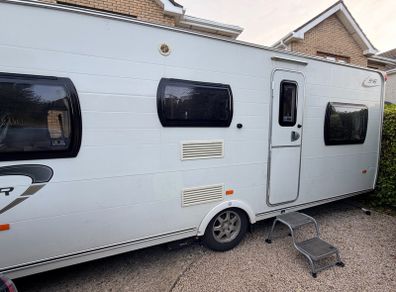 Lunar Quaser 546 -6 berth caravan