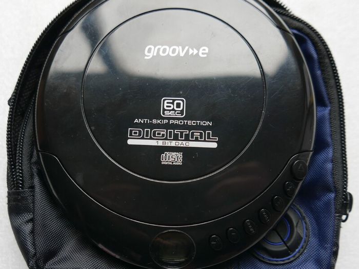 Groov-e Personal Portable CD Player Black GV-PS110-BK Works Well.