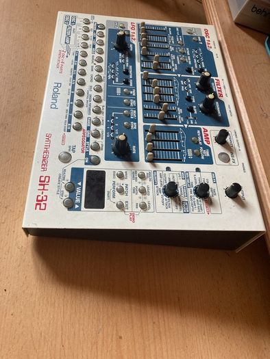 Roland SH 32