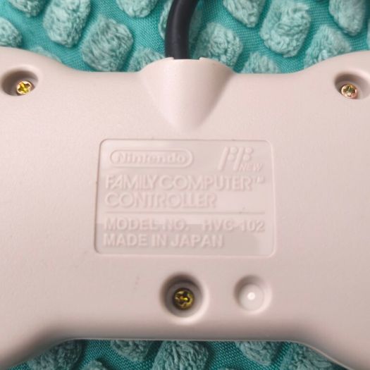Official Nintendo AV Famicom NES Controller.