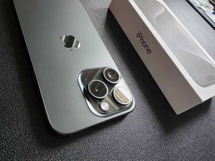 iPhone 15 Pro 128GB Black Titanium Unlocked + Box & Extras