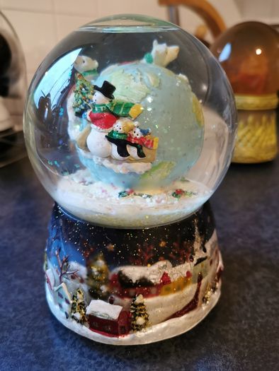 Melinera Christmas Themed Musical Snow Globe
