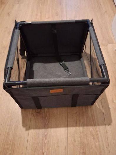 small dog / puppie small dog car crate (+ lead and jacket)