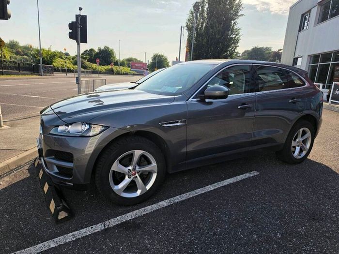 Jaguar F Pace