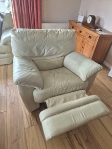 2 cream leather recliner armchairs