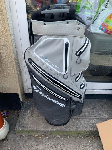 Taylormade Golf bag (1 zip not working)