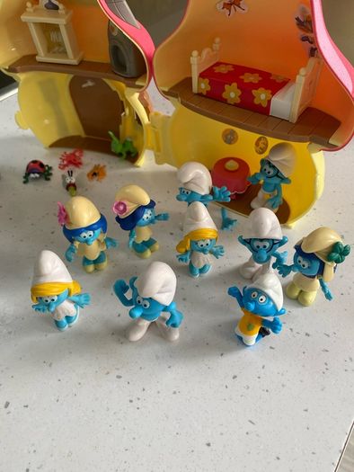 Smurf houses and figures