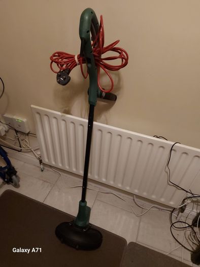 Bosch Easy 23cm Garden Strimmer in very good condition