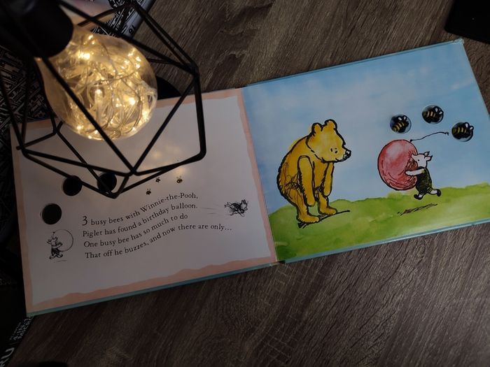 Winnie the Pooh and Ten Busy Bees ! Hardcover ! 2002 ! by Egmont Books !