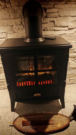 electric stove same as new looks like a real fire fab