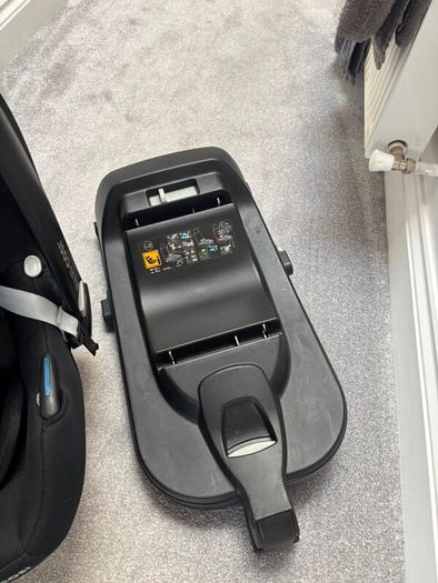 Maxi Cosi Cabriofix with x 2 isofix base