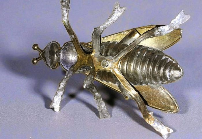 Vintage Italian brass fly ashtray with opening lid