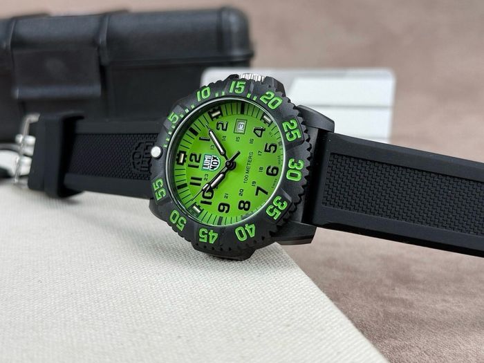 (Brand New)Luminox - Sea Lion Date Green