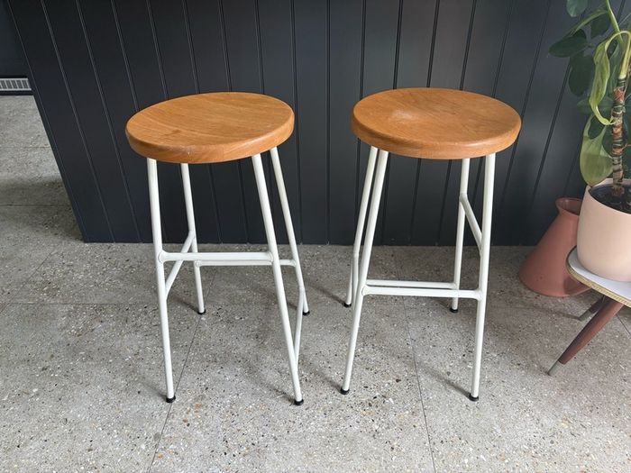 2 Hay bar stools in great condition