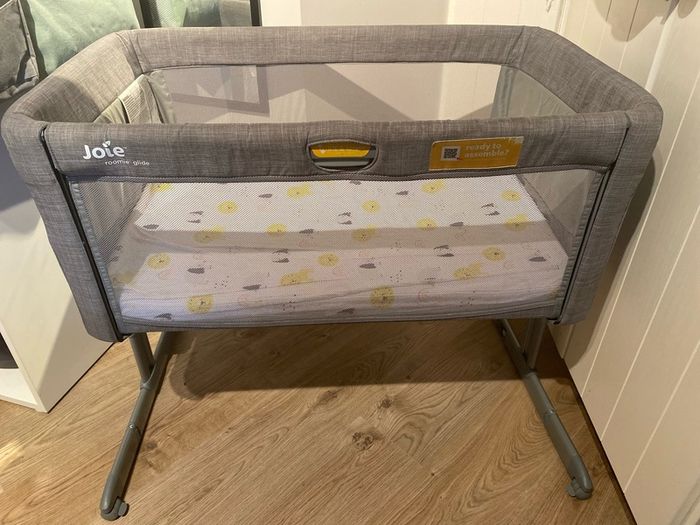 Joie Roomie Glide + gender neutral sheets and mattress cover