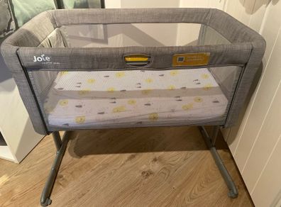 Joie Roomie Glide + gender neutral sheets and mattress cover