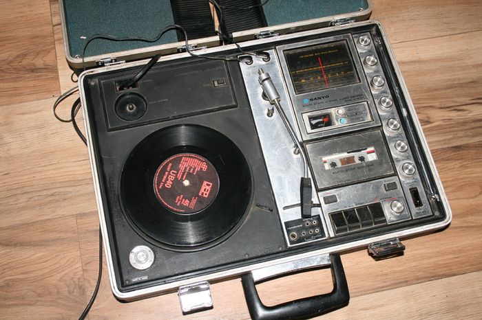 Vintage Sanyo Portable Briefcase Stereo Music Centre MODEL G - 2615N (in working order)