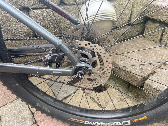 Trek roscoe 6 medium frame .everything is in good condition -dropper post -brakes- and pedals are all fine