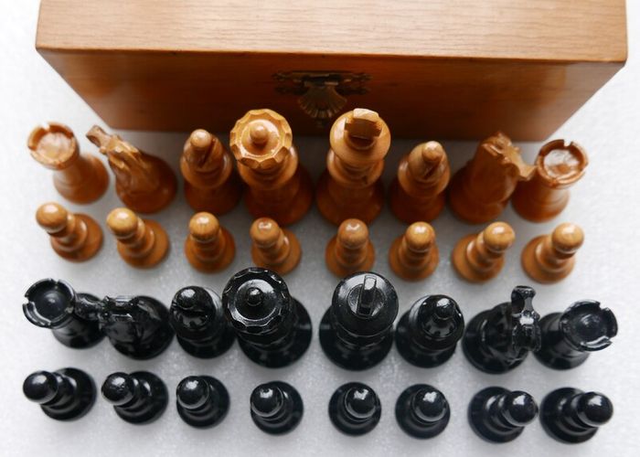 Antique  Chess Set 1930s-40s European Hand Carved Boxwood Complete 32 Pieces