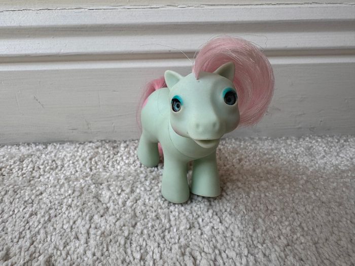 My Little Pony Baby Cuddles G1 1986 Beddy Bye Eye MLP Dirty approx. 7.5 cm. Used sometimes left eye opens only to the middle Please see photos