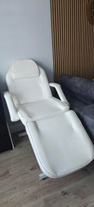 Adjustable beauty salon bed