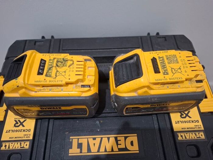 2 x Dewalt flex 9AH batteries