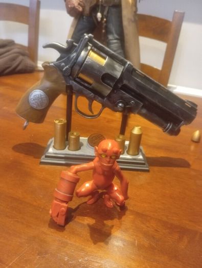 Hellboy 1:1 scale gun with base and bullets