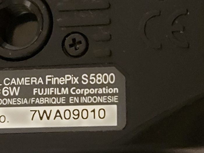 Fujifilm FinePix S5800 Digital Camera, Takes 4 AA Batteries, not powering on, for parts or repair