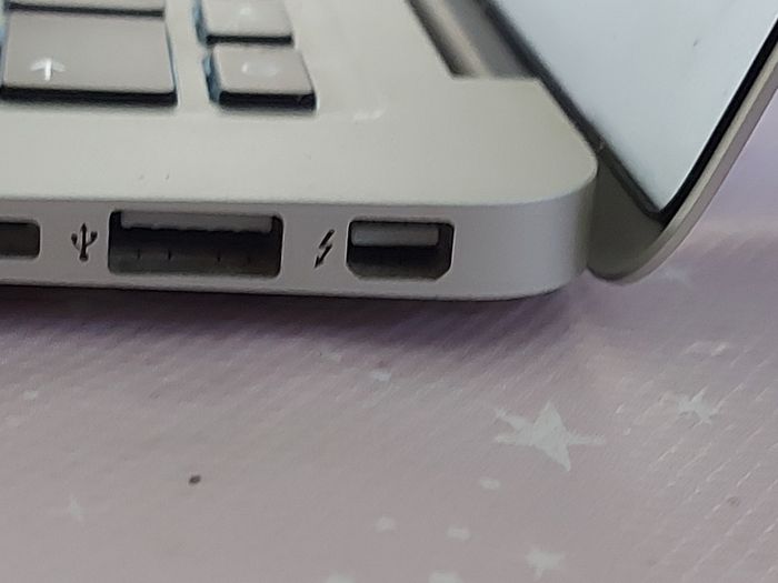Apple MacBook Air, Intel Core i5, 1.4GHz, 4GB Ram DDR3, 121GB SSD, 13.3 inch screen, in excellent condition