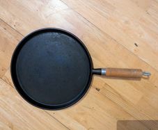 Cast iron flat pan and pot