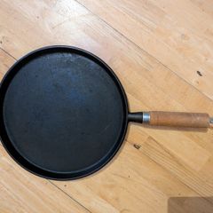 Cast iron flat pan and pot