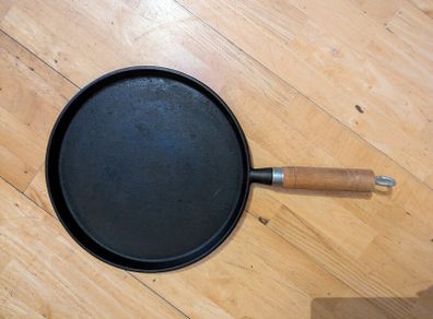 Cast iron flat pan and pot