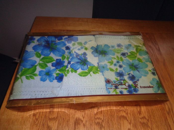 Vintage Spanish Towel Set for Sale